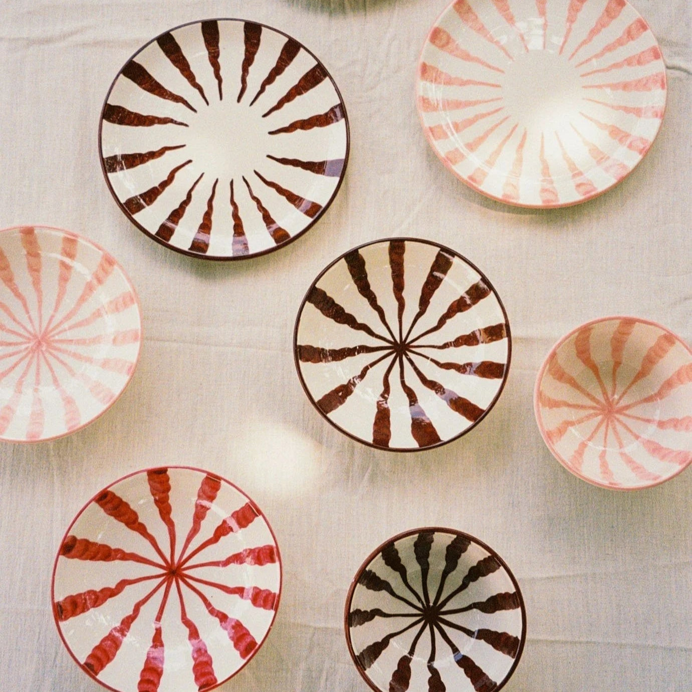 Woven Rosa  Hand-painted Wave dinner plate, Espresso